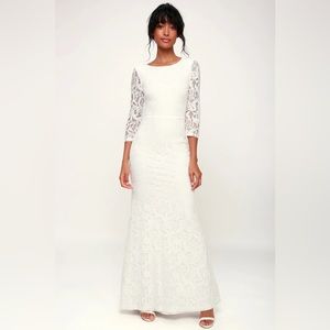 NWT Three-Quarter Sleeve Backless Lace Wedding Dress - Small